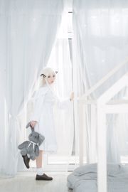 Cosplayer Bai Yizi leader "White Skirt"